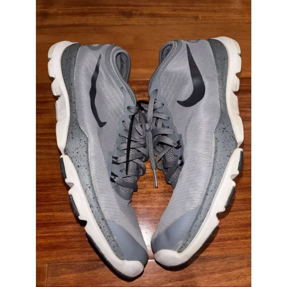 Nike women’s Light Gray Athletic Running Shoes 8.5